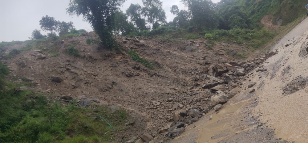 बिपी राजमार्गमा सवारी सञ्चालनमा रोक