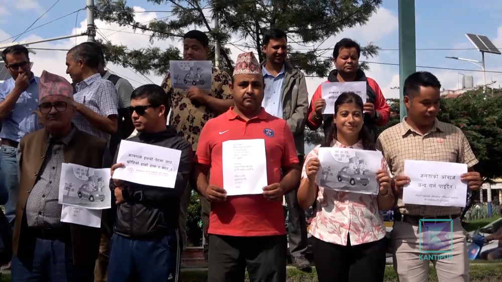 सामाजिक सञ्जाल बन्दविरूद्ध पत्रकारहरूको माइतीघरमा प्रदर्शन