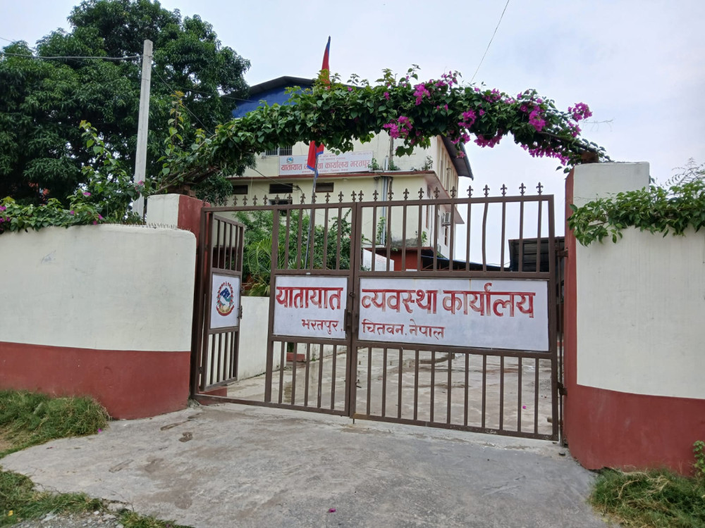 चितवनको यातायात र महालक्ष्मी ट्रायल सेन्टरमा अख्तियारको छापा, नगदसहित समातिए कर्मचारी र बिचौलिया