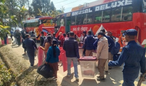 अर्घाखाँचीमा मतदान केन्द्रमा खटिएका कर्मचारीहरूले मतदान सामग्री बुझ्दै