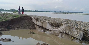 कुतियाकवरमा मनसुनको त्रास : दुई दिनको वर्षामै भत्कियो नयाँ तटबन्ध, सुरक्षित आश्रयस्थल बने भरोसा