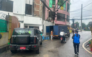 सञ्चारगृहका ढोका-ढोकामा शंकास्पद गाडी पार्किङ, कान्तिपुरको गेट छेक्ने गाडी रास्वपा नेताको